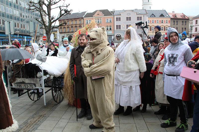 Přerovem prošel masopustní průvod. Nechyběli stárek se stárkovou, medvěd i smrtka.