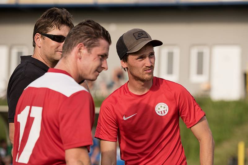 Fotbalisté Přerova (v modrém) v přípravném utkání s SK Lipová (3:4).