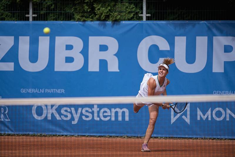 Linda Nosková (v bílém) ve finále turnaje Zubr Cup by OKsystem proti Rumunce Alexandře Ignatikové.