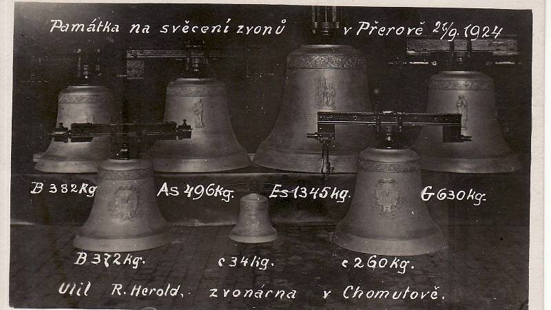 Snímek z archivu Věry Kočarové připomíná původní podobu zvonů, které kdysi zdobily věž kostela sv. Vavřince. V roce 1924 bylo v Přerově požehnáno sedm nových zvonů - pět pro kostel sv. Vavřince a dva pro kostel sv. Michala na Šířavě.