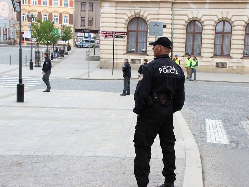 Kolem dvanácté hodiny se dostavil na náměstí TGM organizátor pochodu Erik Lamprecht a vedl rozhovor se zástupci přerovského magistrátu a policií. U všech přístupových ulic na náměstí stojí policejní hlídky.