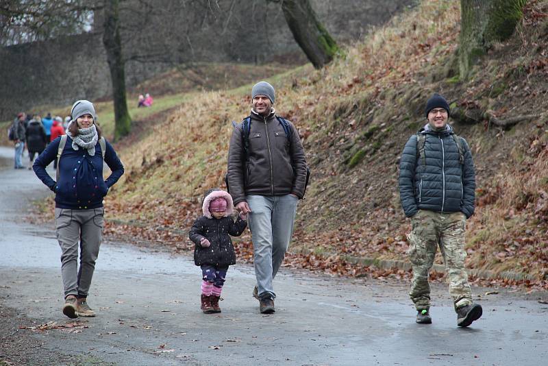 I když se letos kvůli koronavirovým opatřením první lednovou sobotu nekonal tradiční novoroční výstup na Helfštýn a brány hradu zůstaly zavřené, milovníci turistiky si výšlap nenechali ujít - lidé sem dorazili z Přerova, Hranic, Lipníku nad Bečvou, ale i 