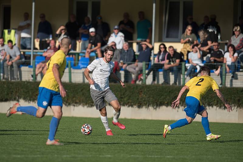 Fotbalisté Kozlovic (ve žlutém) proti Tatranu Všechovice.