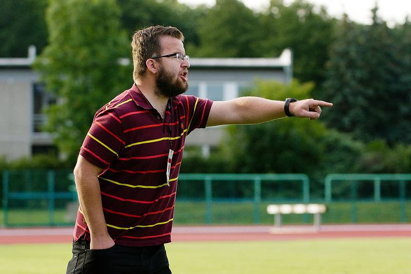 Fotbalisté 1. FC Viktorie Přerov (v modrém) proti Černovíru.