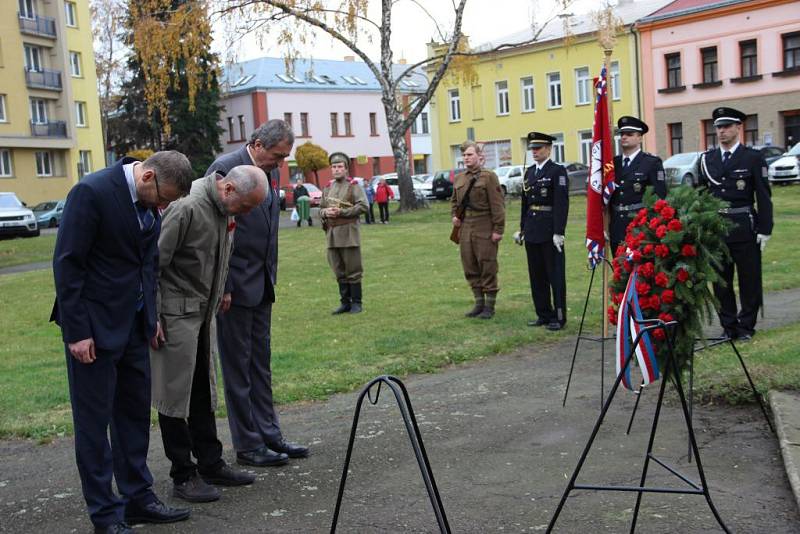 Den válečných veteránů si připomněli ve středu 11. listopadu, přesně v 11 hodin 11 minut v Přerově. Na náměstí Františka Rasche se konal pietní akt.