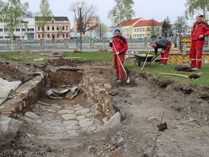 Stavebníci v lokalitě Na Marku odkryli renesanční uličku z kamenného štětu, která je jedním z nejvzácnějších archeologických objevů, učiněných před čtyřmi lety. V místech nyní vzniká nová venkovní expozice.