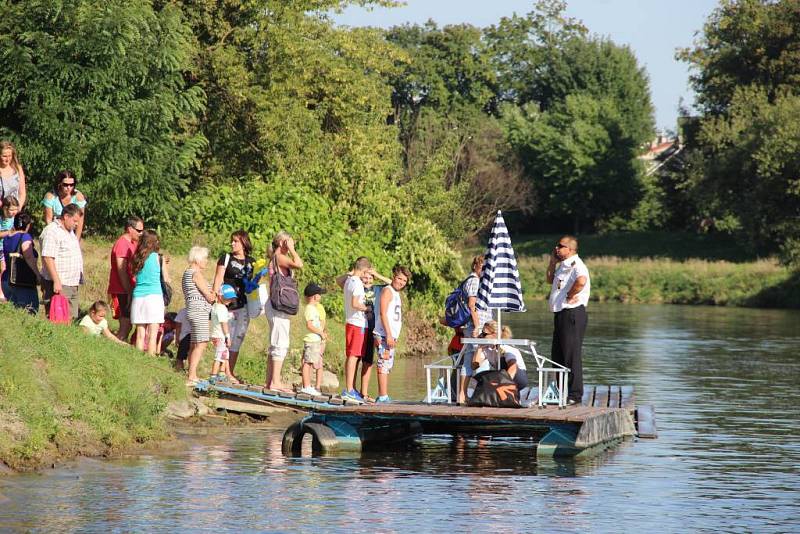 S úsměvem do školy – tak se jmenuje akce, kterou uspořádalo prvního září pro přerovské děti město. Projížďka člunem přilákala k loděnici tisícovku dětí. Ratolesti se mohly zapojit také do nejrůznějších soutěží.