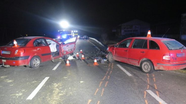 K vážné nehodě vyjížděli v pátek podvečer záchranáři do obce Čechy na Přerovsku. Po střetu dvou aut srazilo projíždějící vozidlo dítě, které stálo na silnici.