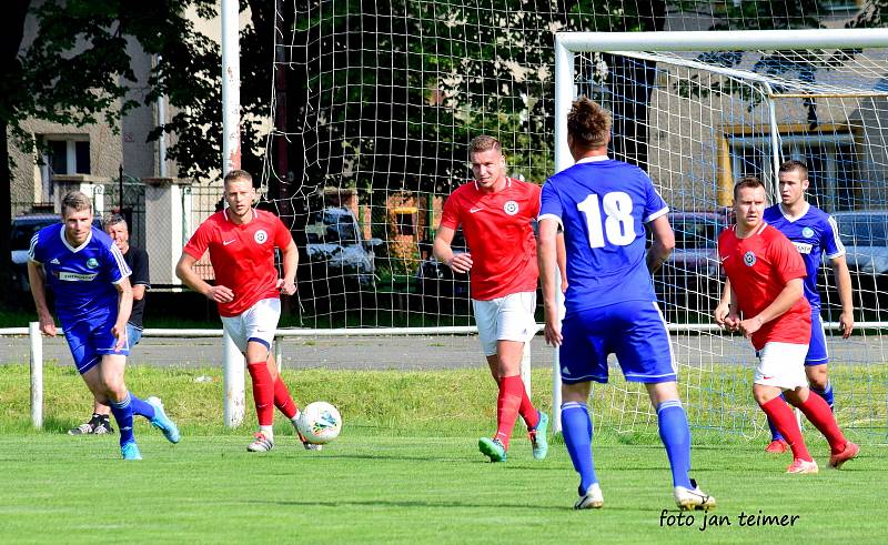 Fotbalisté Brodku u Přerova (v červeném) v přátelském utkání s Všechovicemi