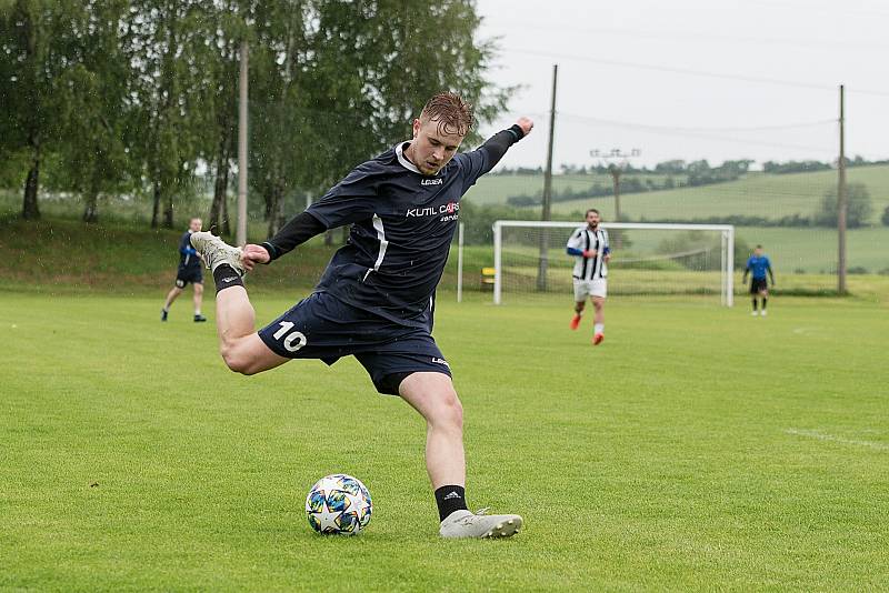 Fotbalisté Beňova v přátelském utkání s Želatovicemi (v pruhovaném).