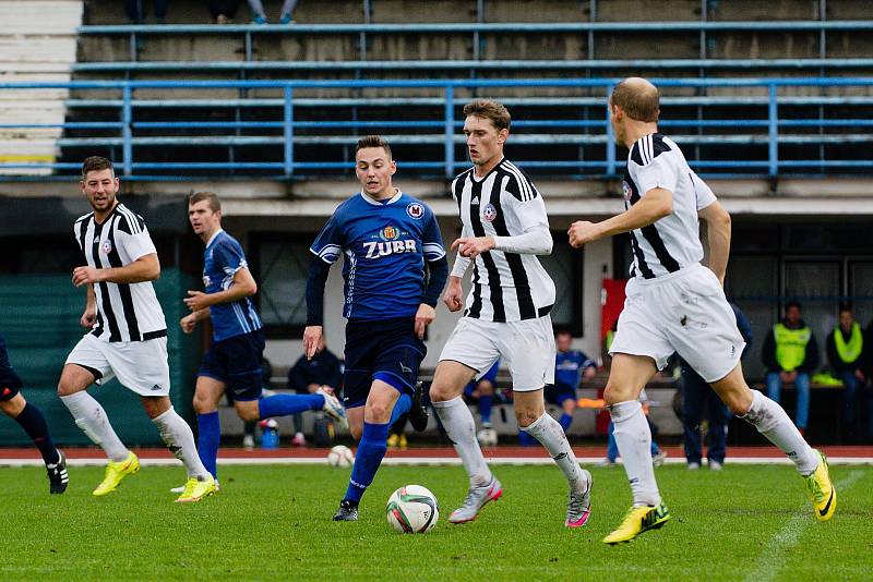 Fotbalisté Přerova (v modrém) v derby proti FC Želatovice (1:0).