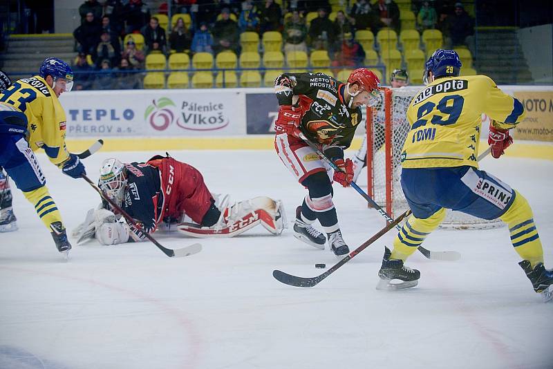 Hokejisté Přerova (ve žlutém) proti Prostějovu (4:2).