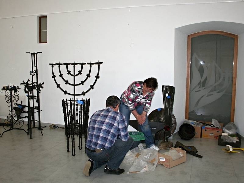 Zaměstnanci Střediska volného času Lipník nad Bečvou vybalují pod dohledem kurátorky výstavy exponáty přivezené z Ybbsitz ze soukromého archivu Alfreda Habermanna
