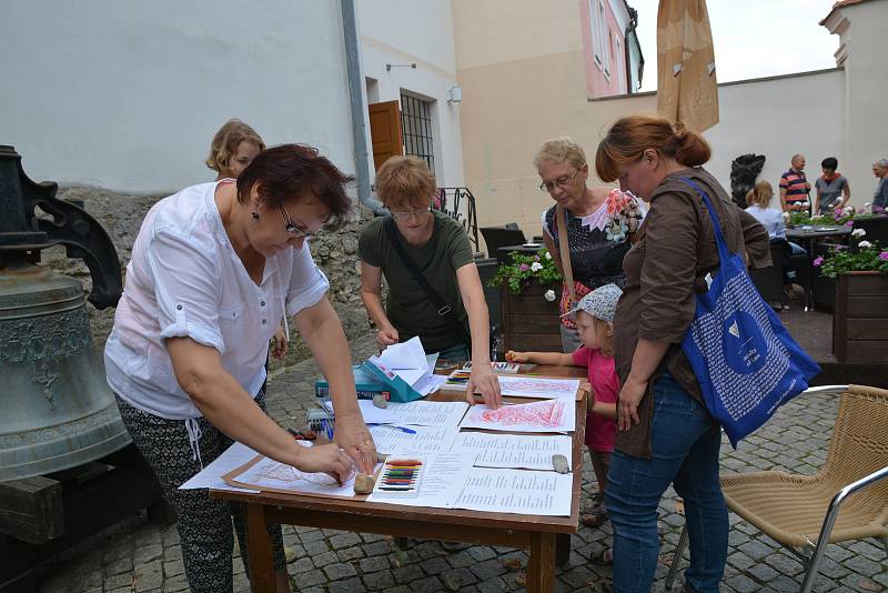 Přerovanům se v neděli odpoledne otevřela zapomenutá zákoutí dvorků v centra města a naskytl se jim pohled, který neznají.