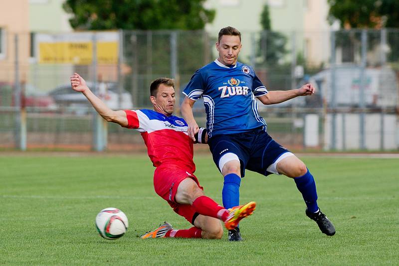 Fotbalisté 1. FC Viktorie Přerov (v modrém) proti Černovíru.