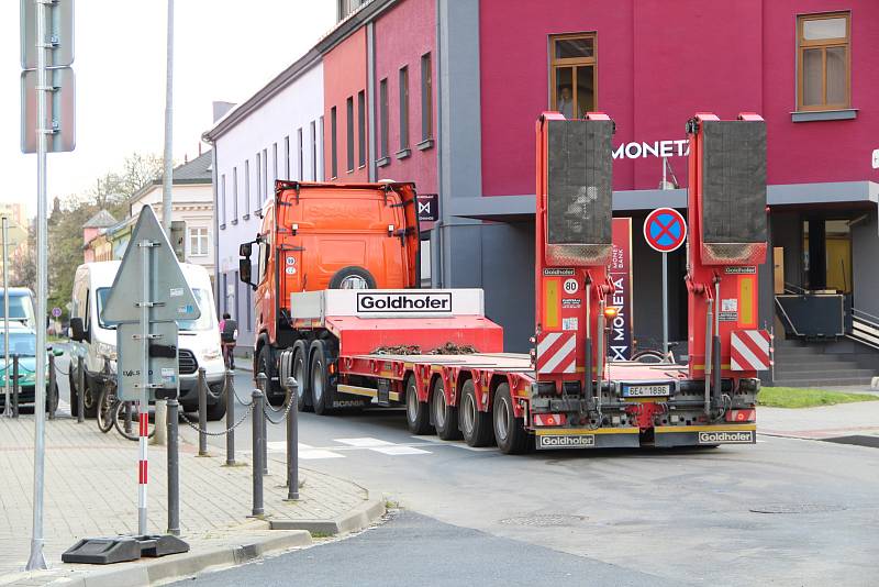 V Přerově se kvůli stavbě průpichu uzavřela frekventovaná Tovární ulice, 3. května 2021