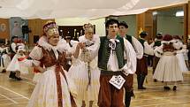 Sobotní večer v Tovačově patřil krojovaným – výroční 20. hanácké bál uspořádal ve sportovní hale taneční soubor Hatě. 