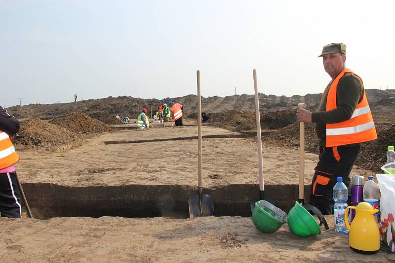 Archeologové začali bádat v místě trasy dálnice D1 mezi Říkovicemi a Přerovem. V současné době probíhá intenzivní výzkum u Dluhonic, intenzivní doklady osídlení ale očekávají badatelé o něco dál - v Předmostí.