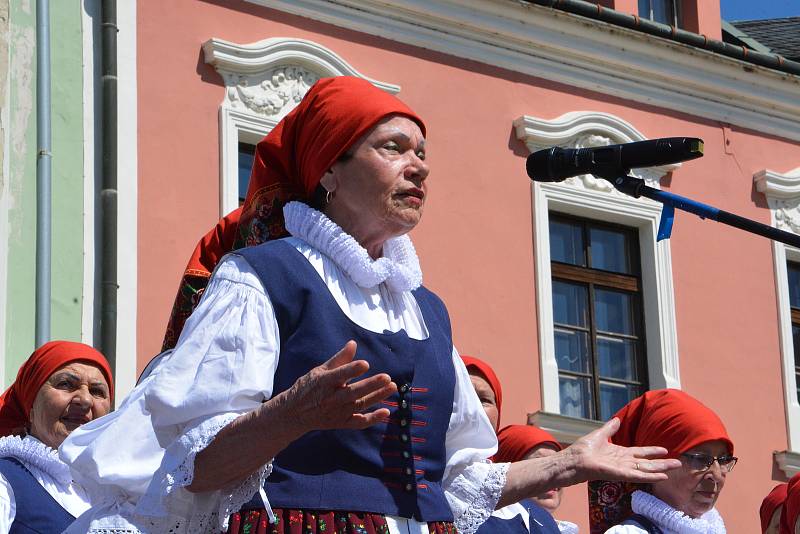 Folklorní festival v Přerově se vydařil. V hlavním programu na Horním náměstí se v sobotu odpoledne vystřídalo několik souborů, 11. 6. 2022