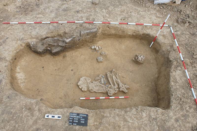 K nálezům archeologů v Předmostí patří i kostrové hroby z pozdní doby kamenné. Na snímku je detail měděné dýčky, nalezené v jednom z hrobů.