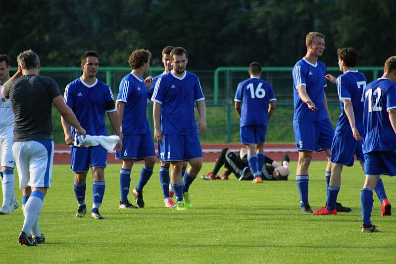 Fotbalisté Přerova v domácím utkání s TJ Sokol Ústí (v modrém)