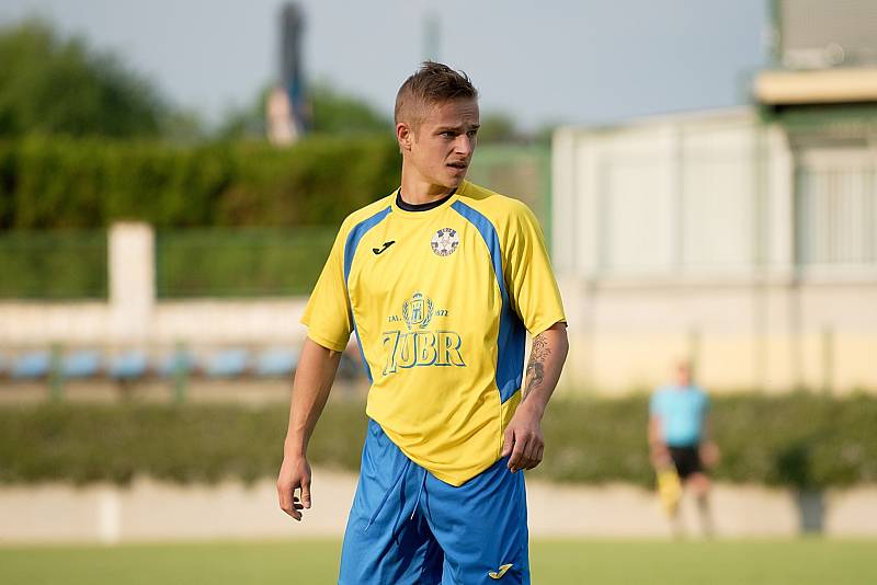 Fotbalisté FK Kozlovice (ve žlutém) doma proti Bruntálu