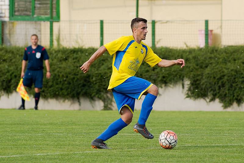 Fotbalisté FK Kozlovice (ve žlutém) porazili Jeseník 3:2.