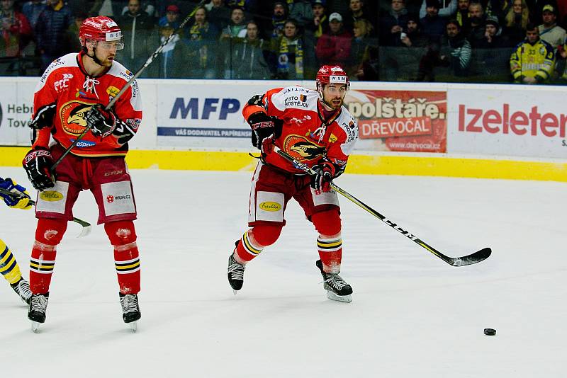 Hokejisté HC Zubr Přerov (ve žlutém) v derby s Prostějovem (4:1).