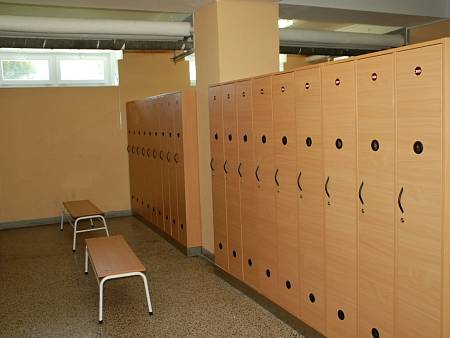 Fotogalerie: Na Základní škole Želatovská mají nové šatní skříňky, které  nahradily zastaralé klece - Přerovský deník