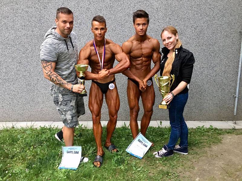 Lenka Červená-Bořutová se svými svěřenci z přerovského Fitness Ave na MČR. Zleva trenér Tomáš Antl, mistr republiky Daniel Konečný, David Brázdil