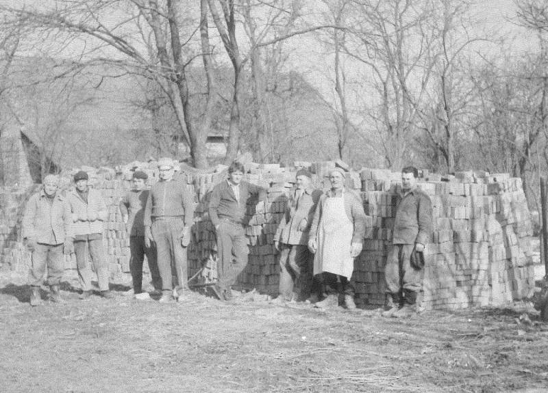 Brigáda při přípravě staveniště Osečanky, která byla postavena v roce 1977.