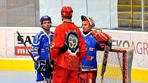 Přerovští inline hokejisté (v červeném) proti olomouckým Eagles 