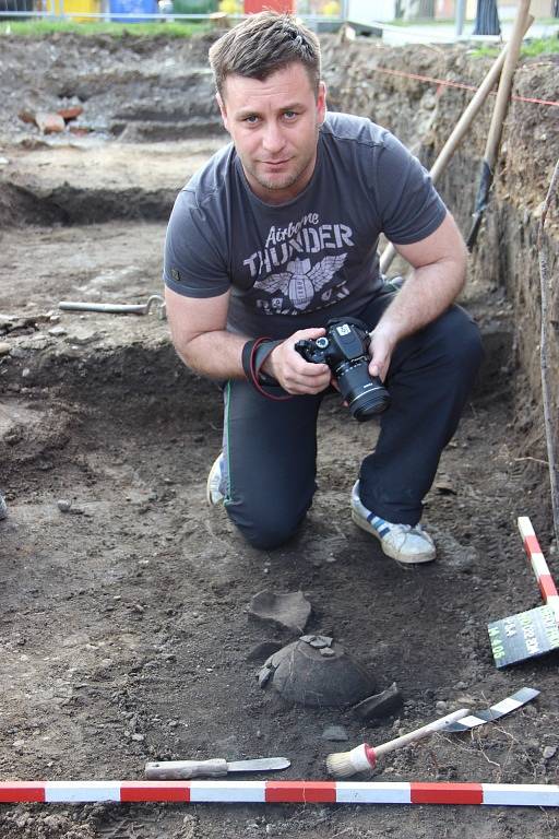 Přerovští archeologové našli v lokalitě u Prioru popelnicové hroby, staré přes tři tisíce let.
