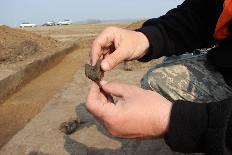 Archeologové začali bádat v místě trasy dálnice D1 mezi Říkovicemi a Přerovem. V současné době probíhá intenzivní výzkum u Dluhonic, intenzivní doklady osídlení ale očekávají badatelé o něco dál - v Předmostí.