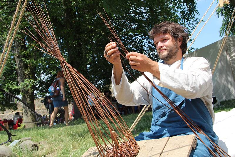 Helfštýnská pouť letos lámala rekordy - během prodlouženého víkendu prošly branami hradu tisíce lidí.