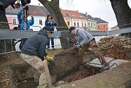Velké překvapení čekalo badatele, kteří odkryli v pátek dopoledne část betonového záklopu studny na Horním náměstí v Přerově. V hloubce čtrnácti metrů se totiž nacházela voda. Původní studna byla vybudována na přelomu 15. a 16. století.
