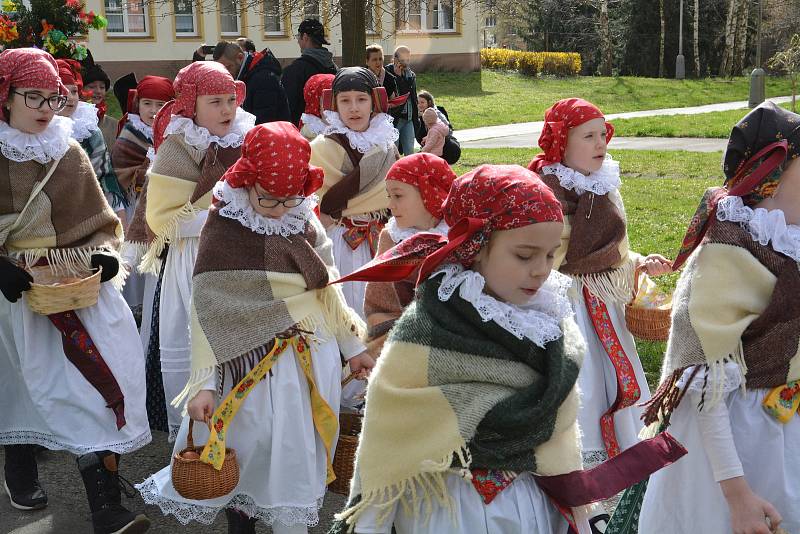 Vhozením smrtky do řeky Bečvy se děti z Folklorního souboru Trávníček rozloučily se zimou. Tradiční vynášení smrtky přilákalo v neděli dopoledne do centra Přerova davy lidí.