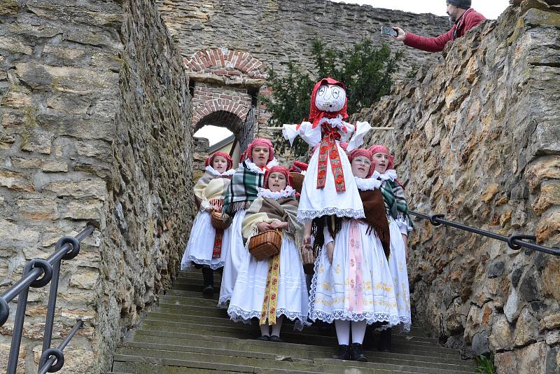 Vhozením smrtky do řeky Bečvy se děti z Folklorního souboru Trávníček rozloučily se zimou. Tradiční vynášení smrtky přilákalo v neděli dopoledne do centra Přerova davy lidí.