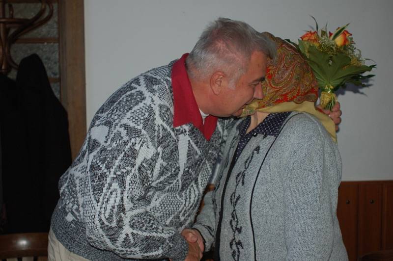 Významné životní jubileum oslavila v sobotu Marie Zedníčková ze Stříbrnic na Kojetínsku. Ke stým narozeninám jí přišla popřát celá rodina a kytičku předal také starosta obce.
