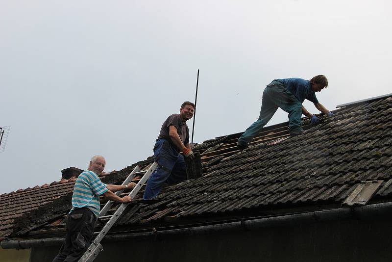 Poničené střechy rodinných domů, vyvrácené stromy a trámy, které se rozletěly jako třísky do okolí. Tak to vypadalo v pátek odpoledne v Uhřičicích na Kojetínsku, kterými se prohnala silná vichřice