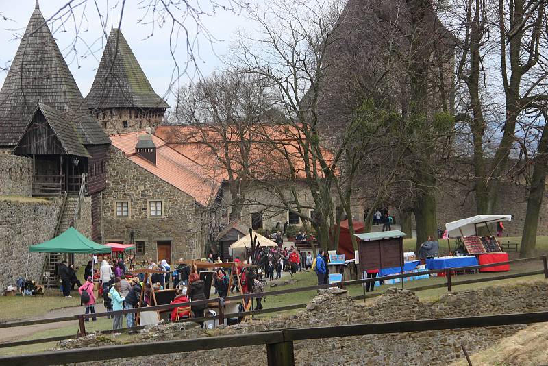 Techniky zdobení kraslic, umění košíkářství nebo kovářů - nejen to nabízí velikonoční Helfštýn. Tradiční jarmark s doprovodným programem začal na Velký pátek a potrvá až do Velikonočního pondělí.