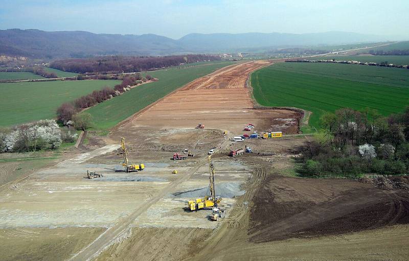 Stavba dálnice D1 v úseku Přerov - Lipník v dubnu 2016