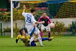 Fotbalisté Kozlovic (v pruhovaném) proti Šternberku (1:0).