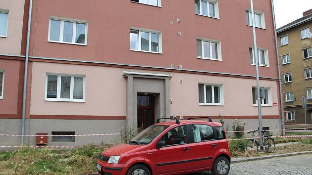 Červenec 2020. Při konfliktu znesvářených rodin olašských Romů létaly z oken v Bratrské ulici v Přerově nejrůznější předměty, které poničily i zaparkovaná auta.