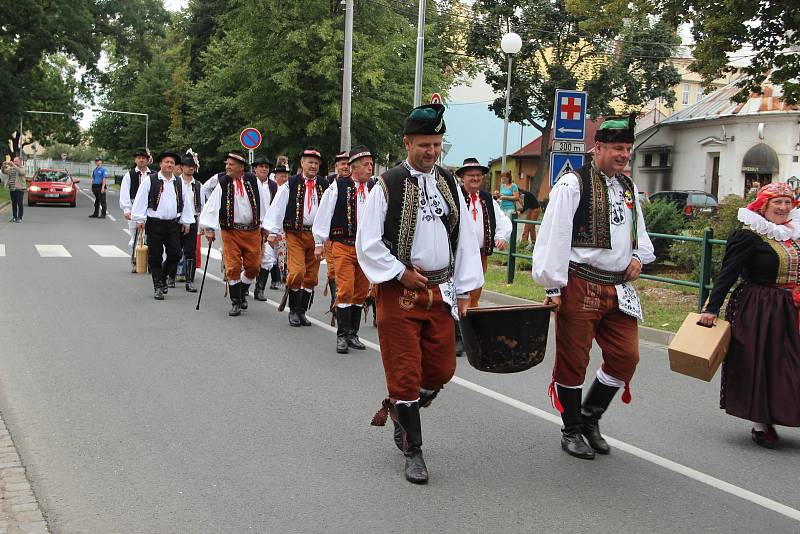 Velkolepý průvod krojovaných Hanáků městem a Ječmínkova jízda králů - takový byl vrchol Kojetínských hodů, které trvaly tři dny. Průvod si nenechaly ujít stovky místních lidí.