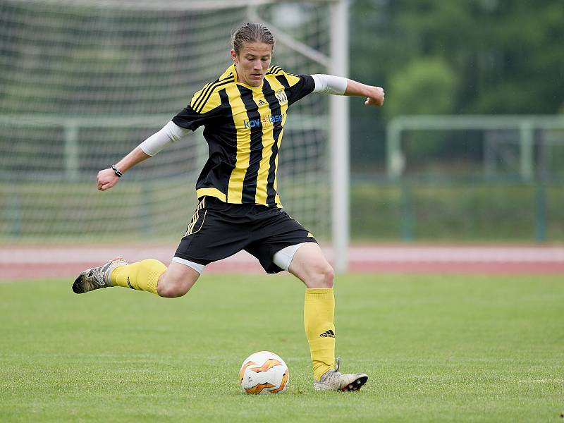 Fotbalisté 1. FC Viktorie Přerov (v modrém) proti FK Nové Sady v přátelském utkání.