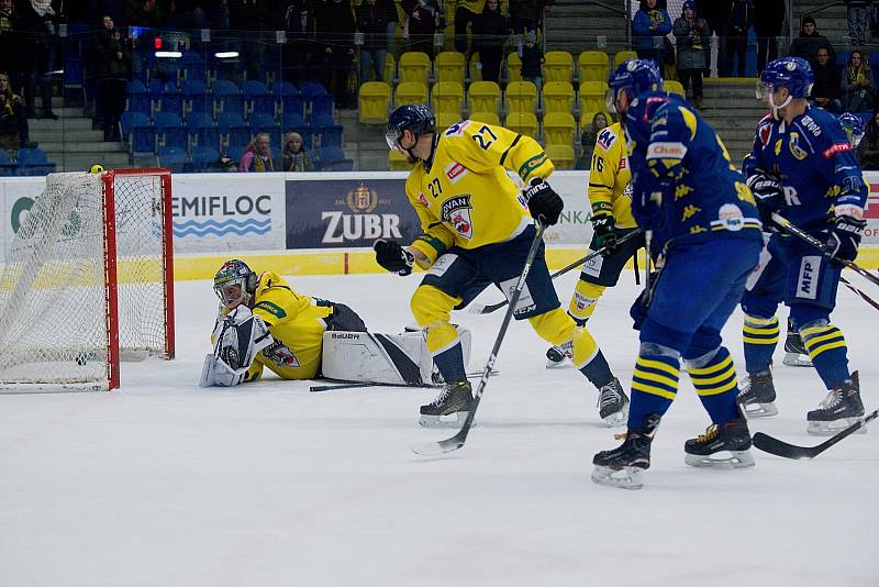 Hokejisté Přerova (v modrém) doma podlehli Ústí nad Labem 0:1