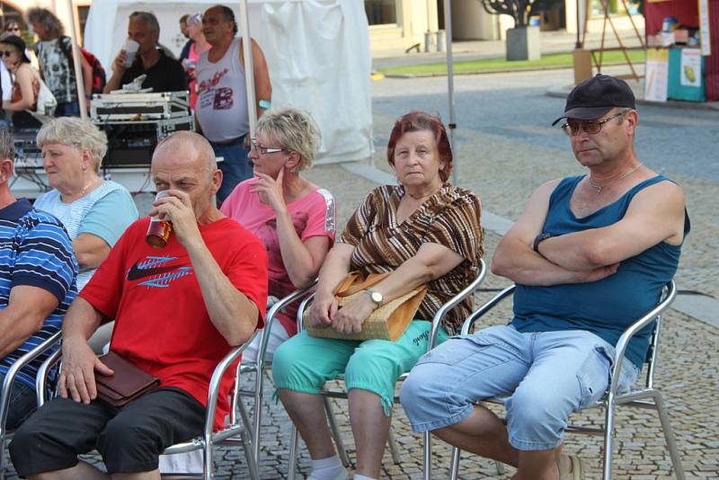 Pohodová atmosféra vládla o víkendu na Svatojakubských hodech v Lipníku. V sobotu odpoledne se dobrou náladu na náměstí postarala skupina Berušky z Jablonce nad Nisou.