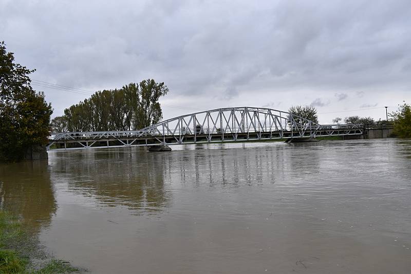 Rozvodněná Morava v Kojetíně, zaplavila třeba i fotbalové hřiště nebo loděnici. 15.10. 2020