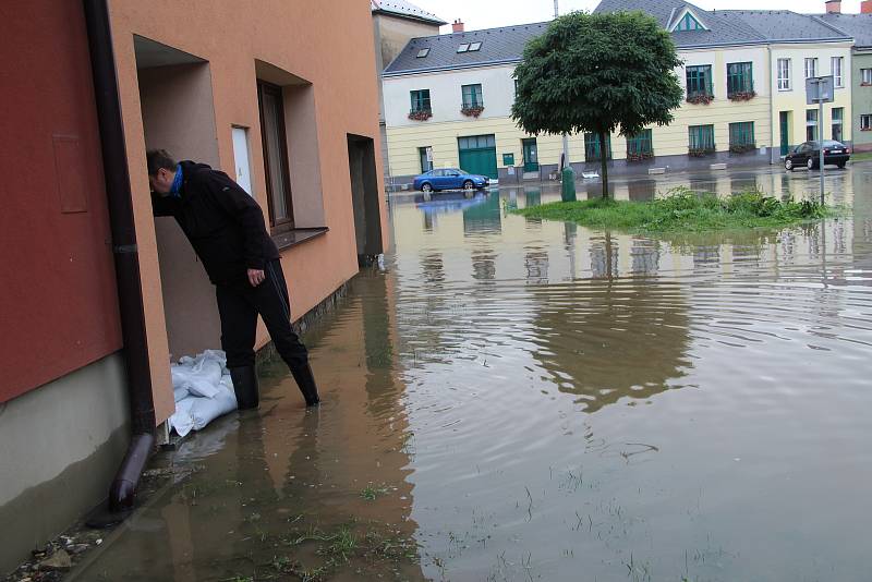 Voda z Olešnice zaplavila v noci na čtvrtek 15. října 2020 několik ulic v Brodku u Přerova. Pod vodou se ocitlo asi dvacet domů a hasiči odčerpávali laguny, které se zde vytvořily.